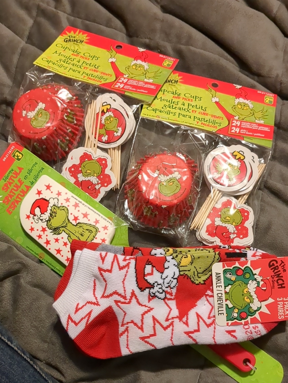 🎄 The Grinch Holiday Cupcake Kit, Spatula and Socks Set